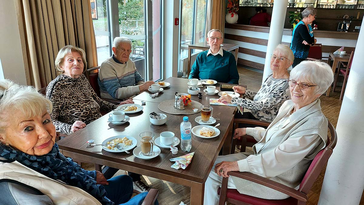 Senior*innen der Seniorenresidenz Havelpalais sitzen gemeinsam am Tisch und genießen das Festmahl