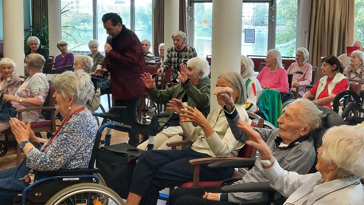Residents visibly had fun with Dirk Jüttner