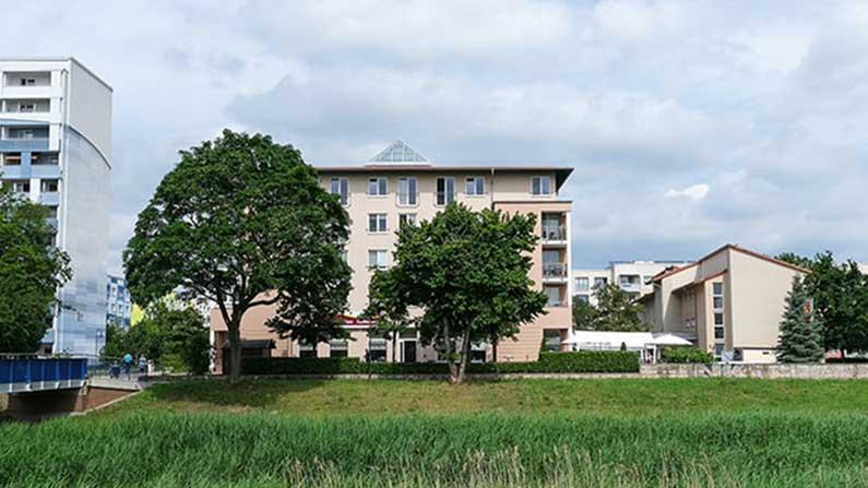 Gebäude der Seniorenresidenz Senftenberg Außenansicht der ProCurand Seniorenresidenz Senftenberg