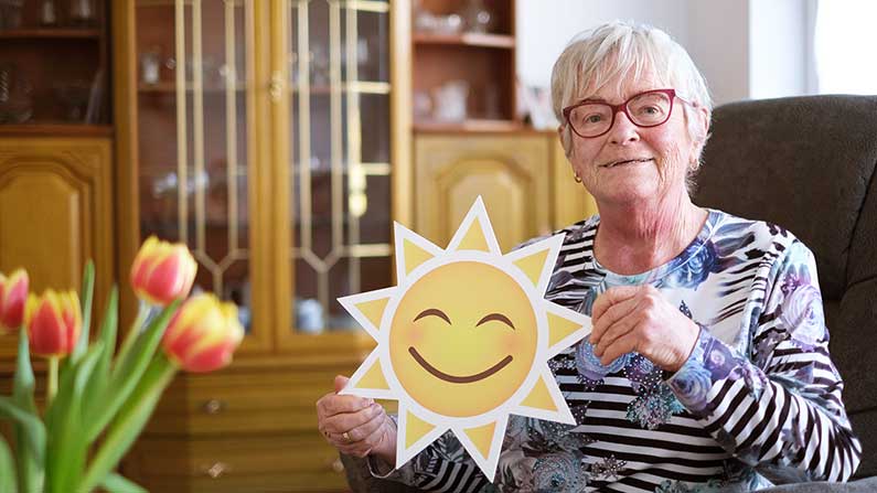 Wohnen in der Seniorenresidenz Senftenberg Seniorin in einer hellen barrierearmen Wohnung der Seniorenresidenz Senftenberg