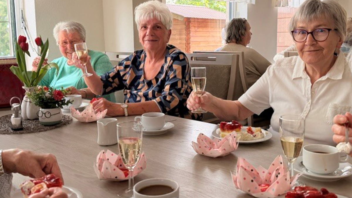 Liebevoller Muttertag in Senftenberg Seniorinnen sitzen gemeinsam bei angenehmer Stimmung