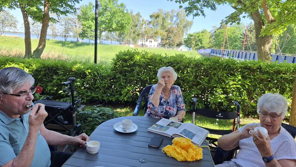 Seniors eating ice cream on the terrace of the Senftenberg retirement home