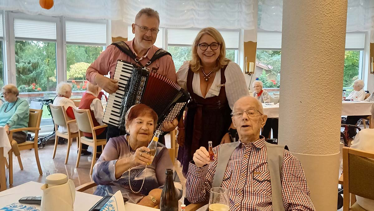 Akkordeonkonzert beim Oktoberfest in der Seniorenresidenz Am Straussee Kolleg*innen und Senior*innen der Seniorenresidenz Am Straussee genießen das Akkordeonkonzert