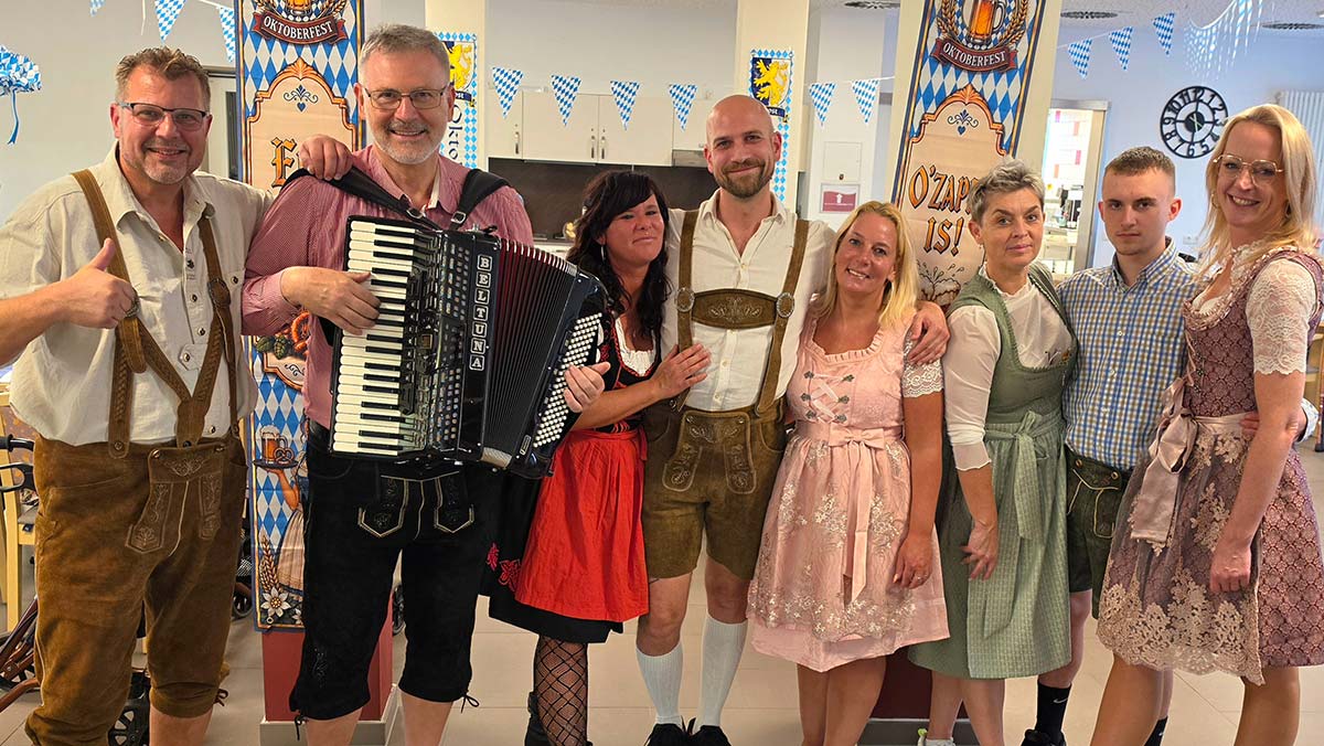 Oktoberfest in der Wriezener Straße Strausberg Kolleg*innen der ProCurand Wriezener Straße in Strausberg in Trachten auf dem Oktoberfest