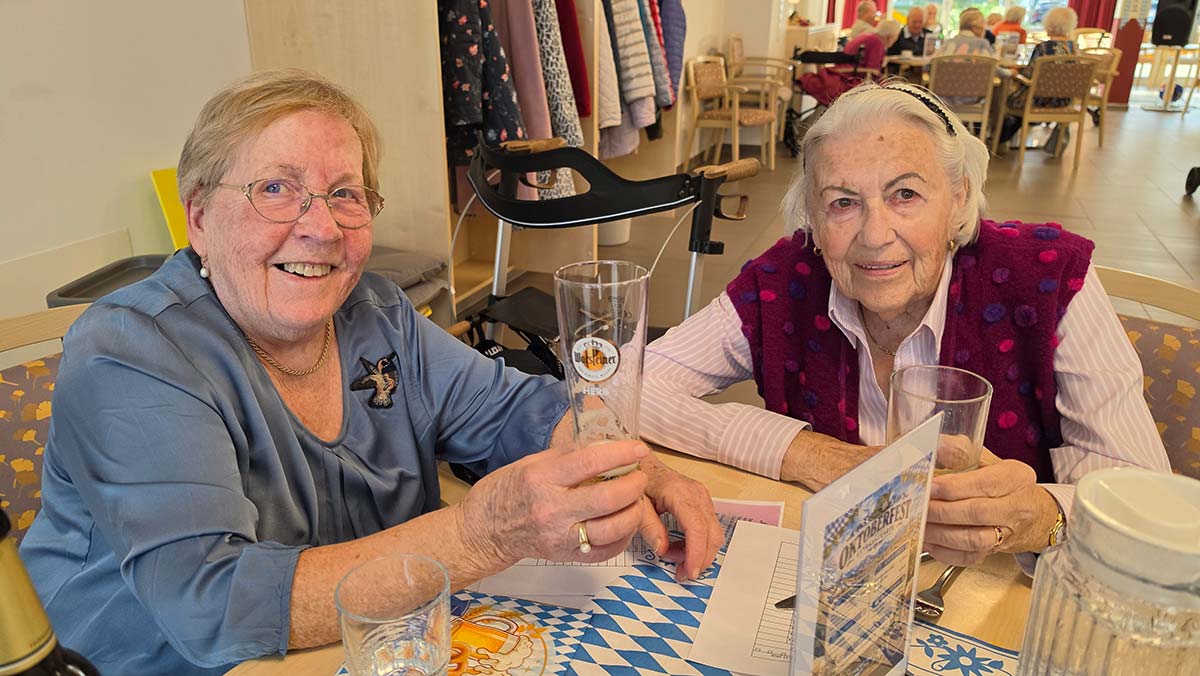Seniorinnen genießen das Festmahl auf dem Oktoberfest der Wriezener Straße in Strausberg