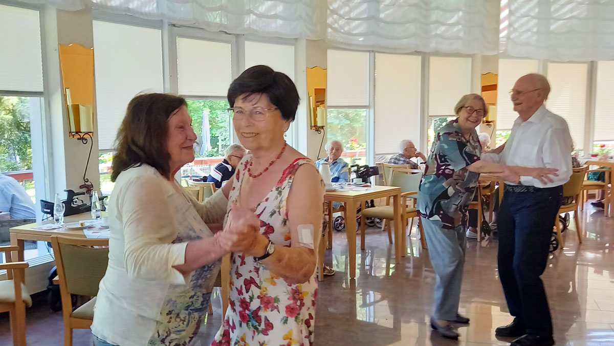Whitsun with a good atmosphere in Strausberg Seniors dance together on Whitsun