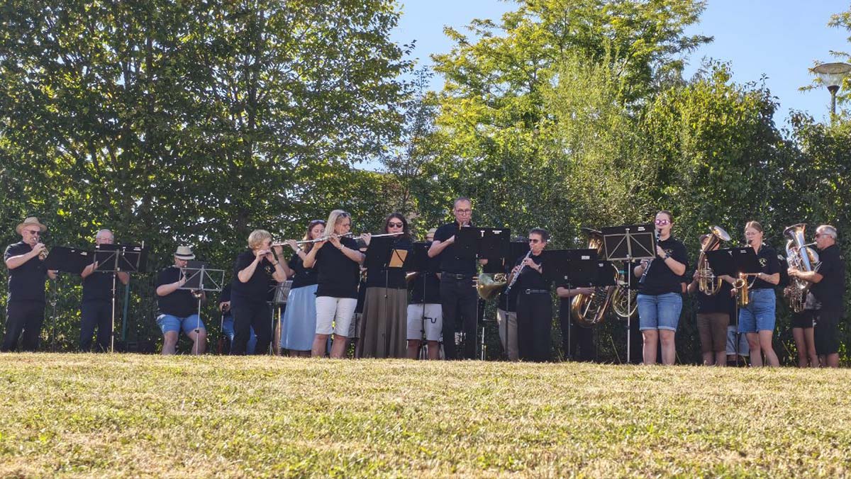 Rund 25 Musiker präsentierten Märsche und schwungvolle Musik
