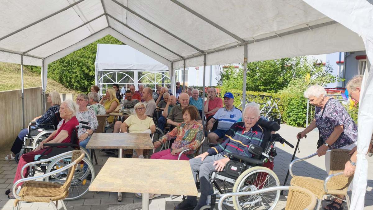 Bewohner*innen genießen das Konzert