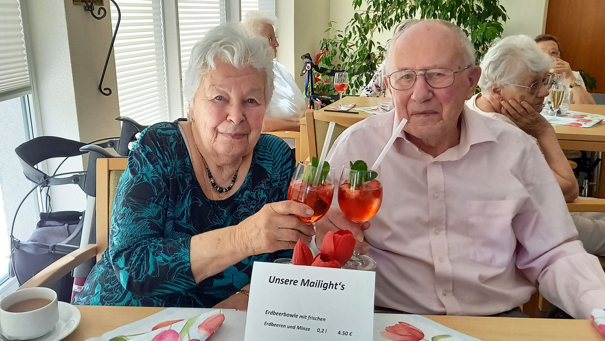 Seniors drinking cocktails