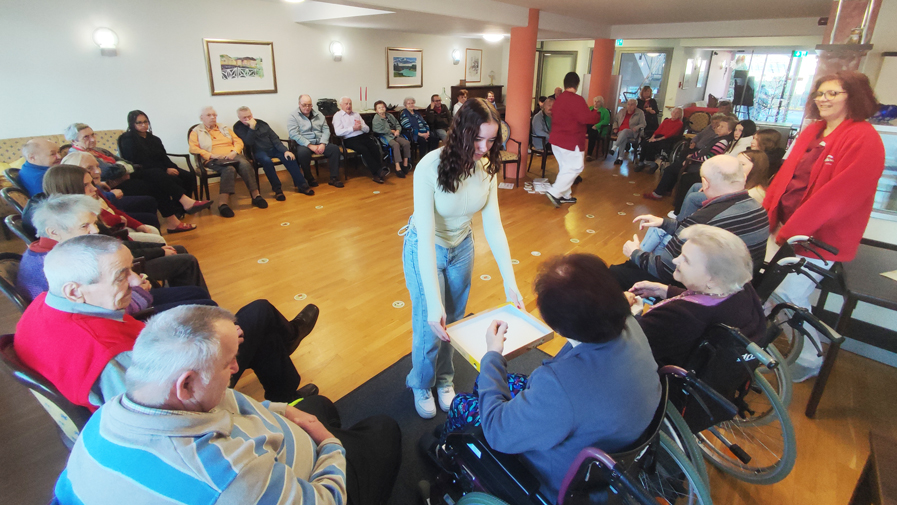 Secondary school visits the Am Herzogschloss senior citizens' centre