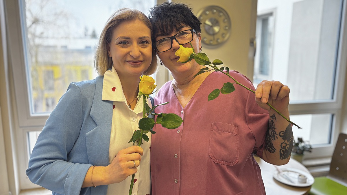 Einrichtungsleitung und Pflegehelferin der Seniorenresidenz Bölschestraße mit gelben Rosen
