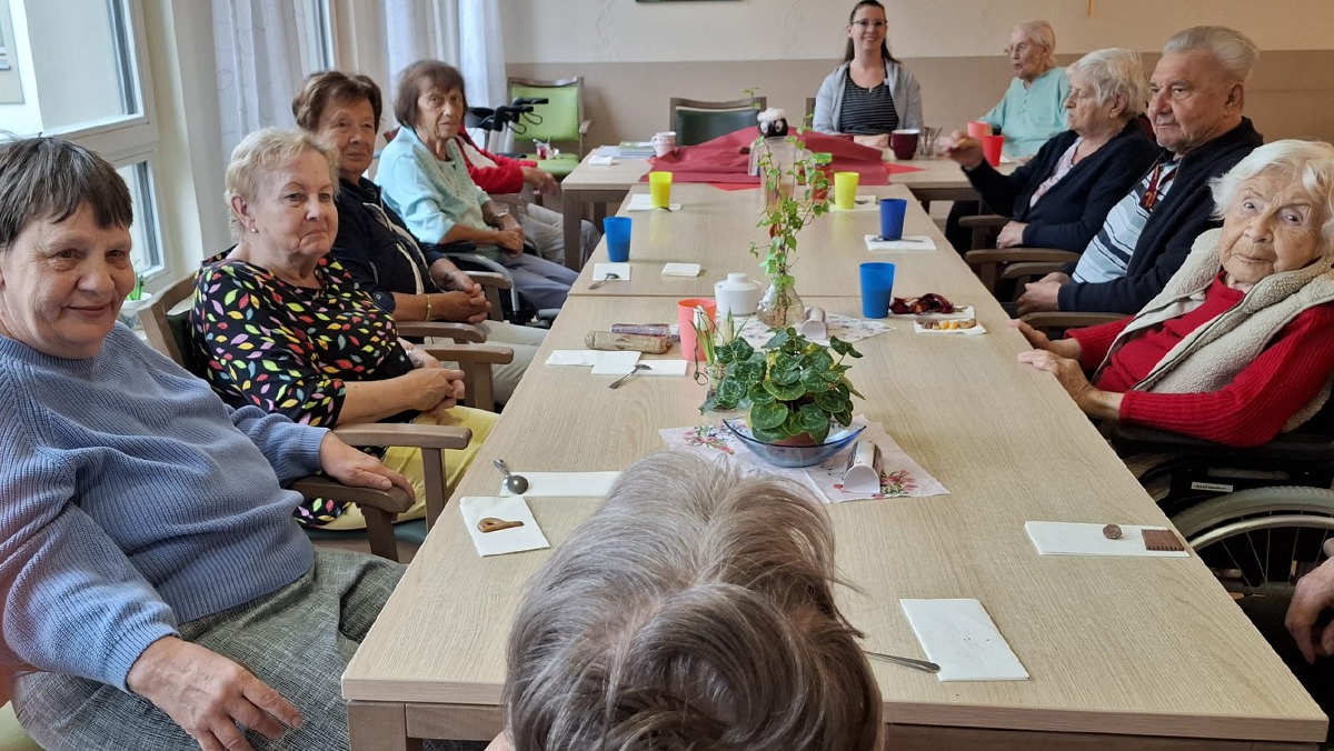 Senior*innen beim Ausprobieren von S&uuml;&szlig;igkeiten aus ihrer Kindheit in der Seniorenresidenz B&ouml;lschestra&szlig;e