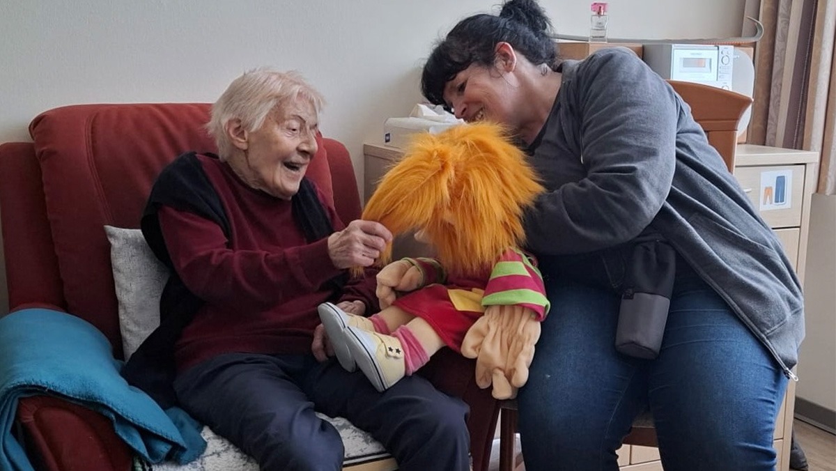 Einzelaktivierung mit Therapiepuppe Mona