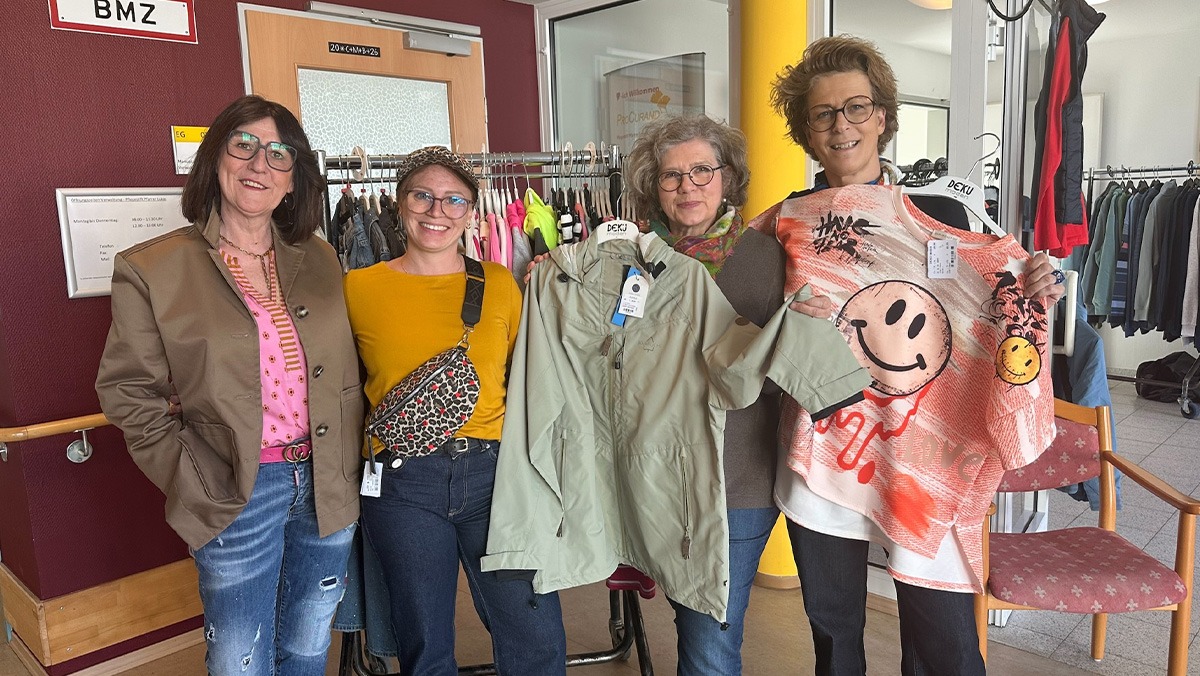 Das Team von DekuModen vor dem ProCurand Pflegestift Pfarrer Lukas