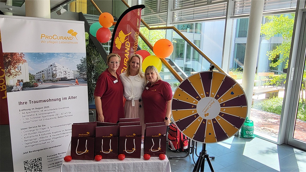 Colleagues from Residenz Nordend at the Glücksrat stall on Senior Citizens' Day in the Britz-Chorin-Oderberg district office.