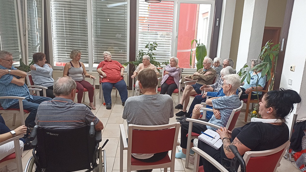 Sitz-Yoga startet in der Seniorenresidenz Am Görnsee Senioren*innen beim Sitz-Yoga