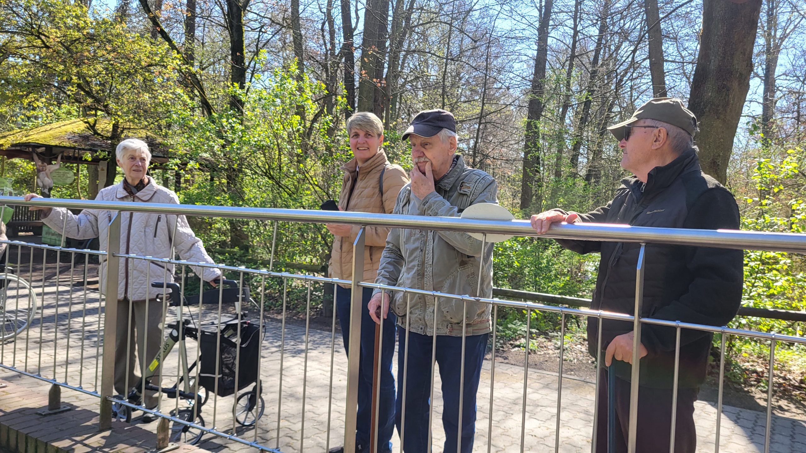 Senior*innen der Tagespflege Eberswalde im Zoo Eberswalde