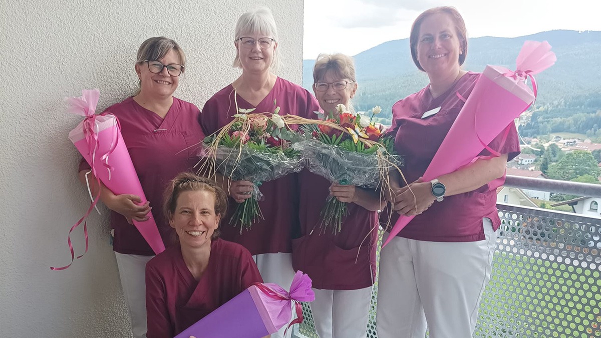 Gemeinsame Freude über Ausbildungsstart und Dienstjubiläen im Pflegestift St. Ulrich. Gemeinsame Freude über Ausbildungsstart und Dienstjubiläen