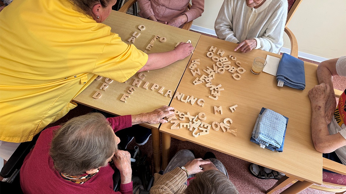 Gedächtnistraining mit Bewegung in Senftenberg Senior*innen genießen einen schönen Nachmittag, wo sie gemeinsam ihren Gedächtnis trainieren.