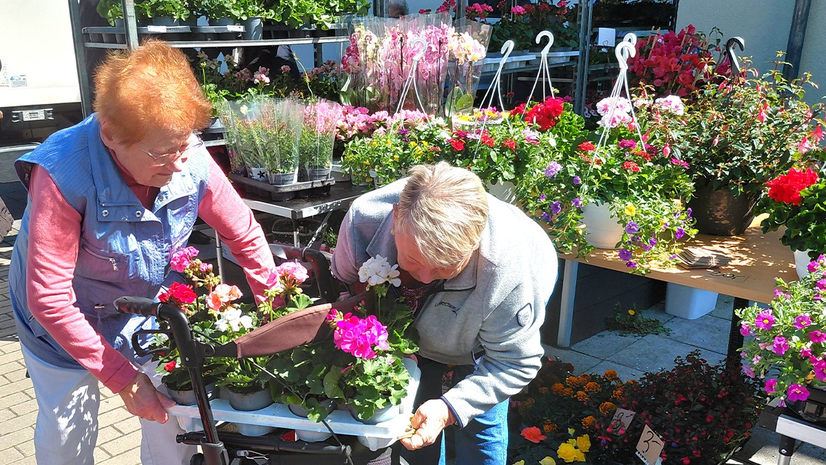 zwei Seniorinnen des Service-Wohnen Wriezener Straße mit ihren ausgewählten Blumen