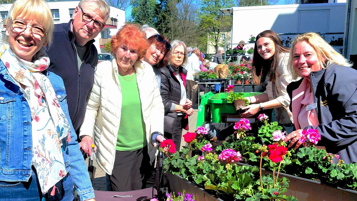 Senior*innen des Service-Wohnen Wriezener Straße mit Blumenverkäufer*innen